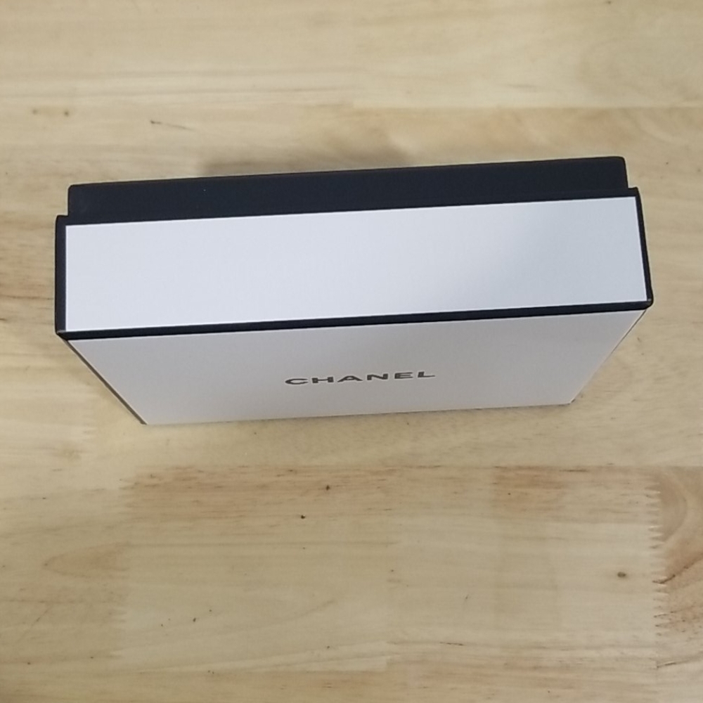 Small Chanel Gift Box - Picture 2 of 2